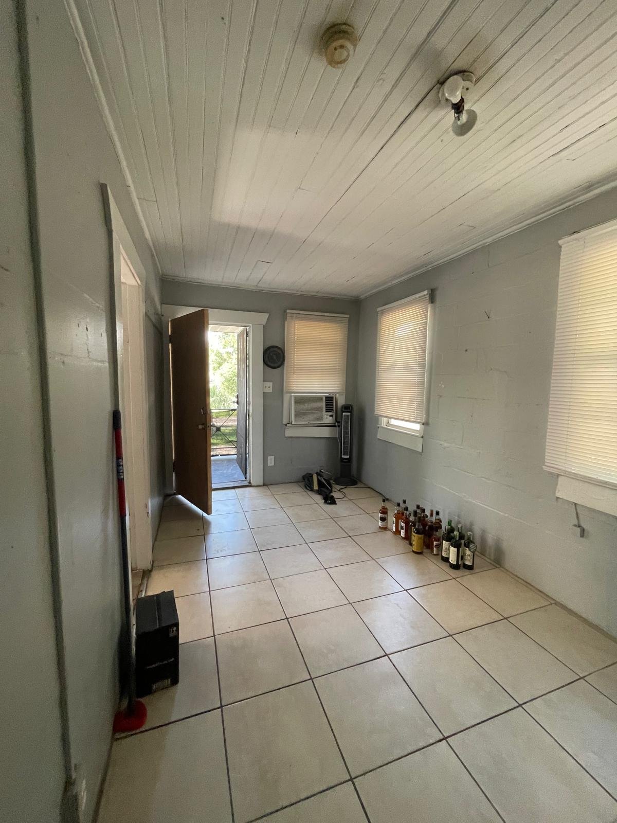 1005 W Arch Street Unit F living area showing current condition